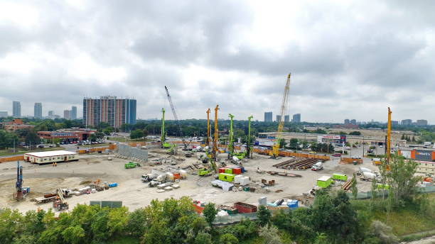 construction du puits de lancement du prolongement du métro de scarborough au chemin mccowan et à l’avenue sheppard. - ttc photos et images de collection