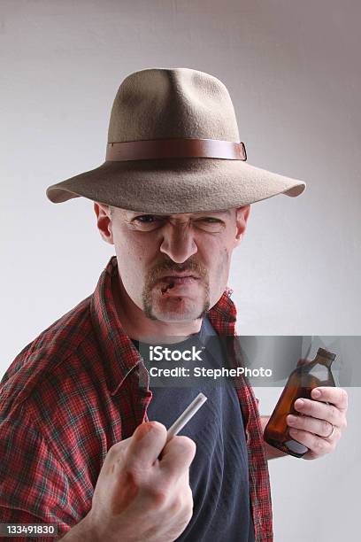 Hombre En El Bar Lucha Foto de stock y más banco de imágenes de Adulto - Adulto, Algodón - Textil, Botella de cerveza