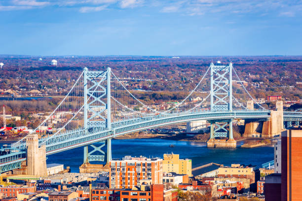 puente benjamin franklin que atraviesa el delaware river desde filadelfia hasta camden, nueva jersey, ee. uu. - nueva jersey fotografías e imágenes de stock