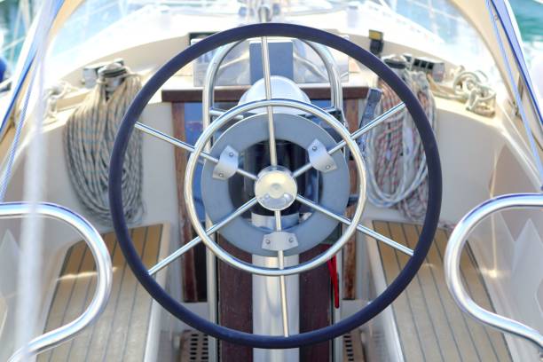 barca timone ruota bianco sailboat dettaglio - ponte di strumento musicale foto e immagini stock