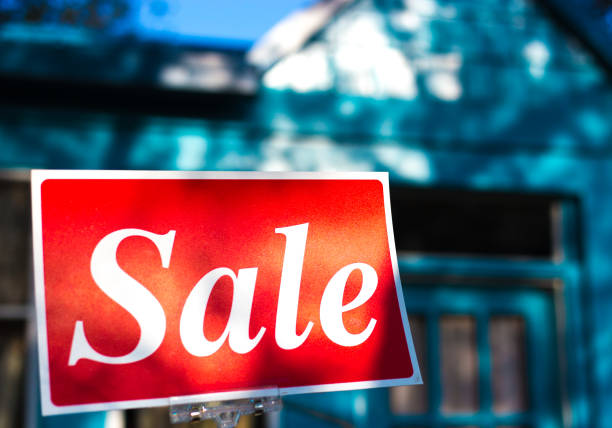 istock Red Sunlit SALE Sign Close-Up 1334933285