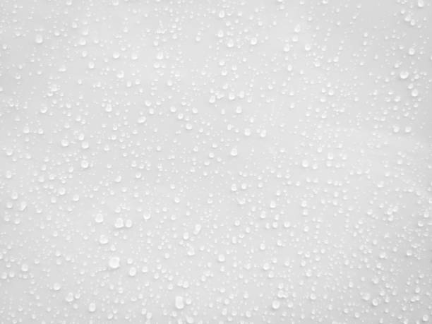 l’eau tombe sur fond de surface blanc. - drop water condensation glass photos et images de collection