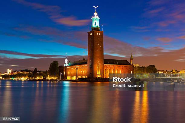 Vista Nocturna De La Municipalidad De Estocolmo Suecia Foto de stock y más banco de imágenes de Agua