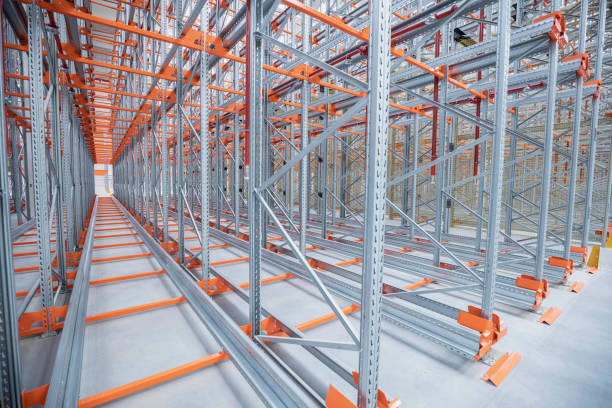 istock Detail of industrial construction in an empty warehouse with empty racks 1334980091