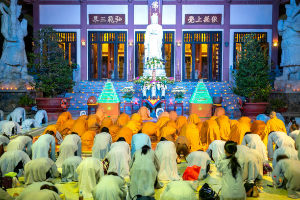 monges e budistas estão reverentemente curvando-se a buda - buddhist festival - fotografias e filmes do acervo