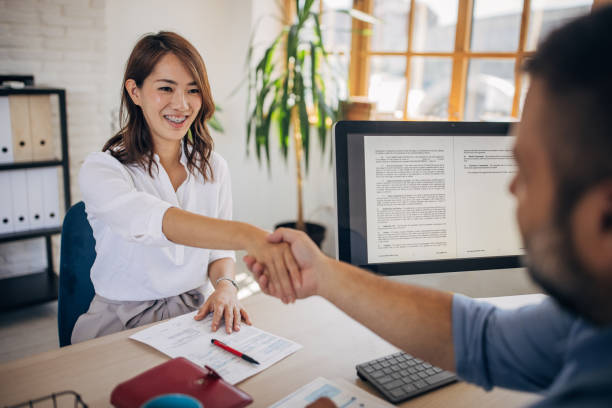 mujer japonesa tiene un nuevo trabajo - opportunity handshake job business fotografías e imágenes de stock
