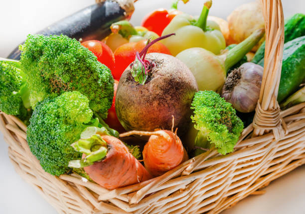 panier en osier avec un ensemble de légumes collectés dans le jardin: brocoli, betteraves, carottes, tomates - market raw potato fruit basket photos et images de collection