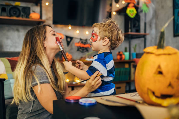 mère et fils se préparent pour leurs vacances préférées un halloween - spider mum photos et images de collection