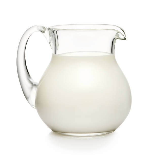 jarra de vidrio de leche aislada sobre fondo blanco - botella de boca ancha fotografías e imágenes de stock