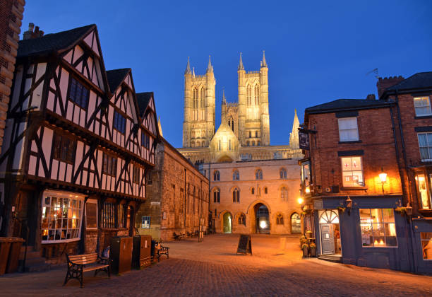 lincoln town centre and cathedral by night. - lincoln road imagens e fotografias de stock