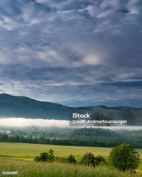 Tiefhängende Wolken Über Cades Cove Stockfoto und mehr Bilder von Abgeschiedenheit - Abgeschiedenheit, Anhöhe, Appalachen-Region