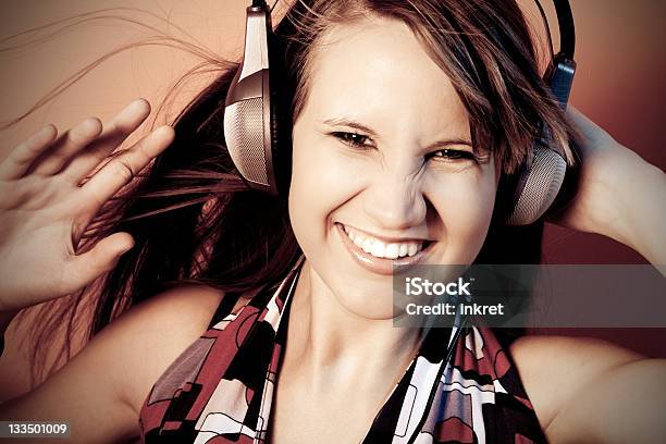 Dziewczyna Z Słuchawki - zdjęcia stockowe i więcej obrazów Adolescencja - Adolescencja, Blond włosy, Chodzenie do klubów