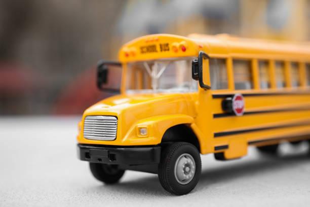 scuolabus giocattolo giallo contro sfocato - school bus defocused education bus foto e immagini stock