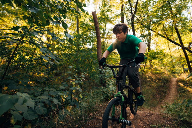 adolescente enfocado, teniendo un día de aventura durante el sendero forestal en bicicleta de montaña - bmx cycling cycling bicycle teenager fotografías e imágenes de stock