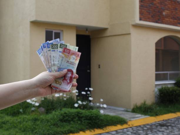 investition in den immobiliensektor mit mexikanischem geld - mexican currency stock-fotos und bilder