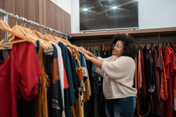 afro-frau kauft kleidung - women choosing choice clothing stock-fotos und bilder