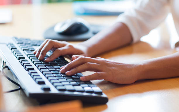 close up of female hands typing on keyboard - computer keyboard typing computer human hand imagens e fotografias de stock