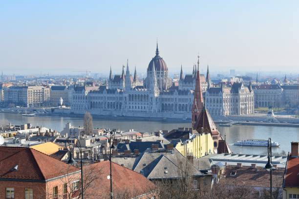 palazzo del parlamento ungherese a budapest, ungheria. - budapest royal palace of buda architectural styles architecture foto e immagini stock