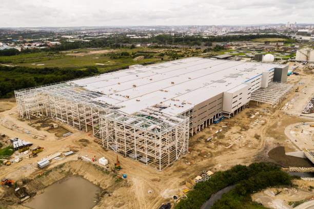 veduta aerea di un grande magazzino di distribuzione in costruzione - stockyards industrial park foto e immagini stock