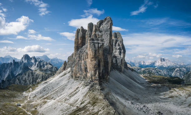 トレ・シメ・ディ・ラヴェレド、セスト・ドロミテ、南チロル、イタリアの3つの壮大な山のピーク - tre cime di lavaredo ストックフォトと画像