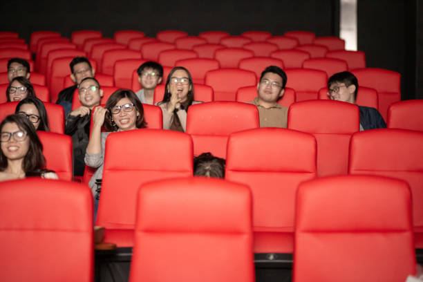 groupe de spectateurs utilisant des lunettes 3d regardant un film 3d dans l’excitation du cinéma - three dimensional recreational pursuit behavior ecstatic photos et images de collection