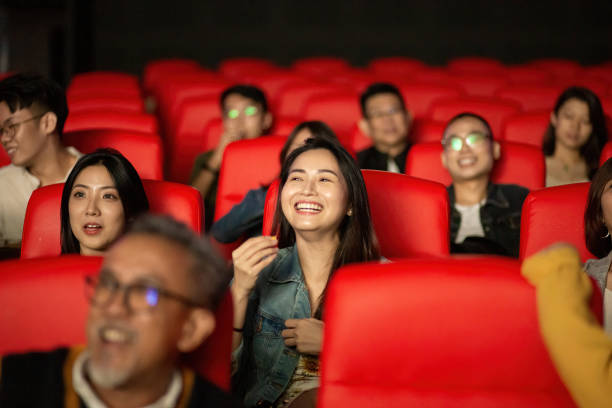 group of people enjoying watching a movie at movie theater. - choicesea 個照片及圖片檔