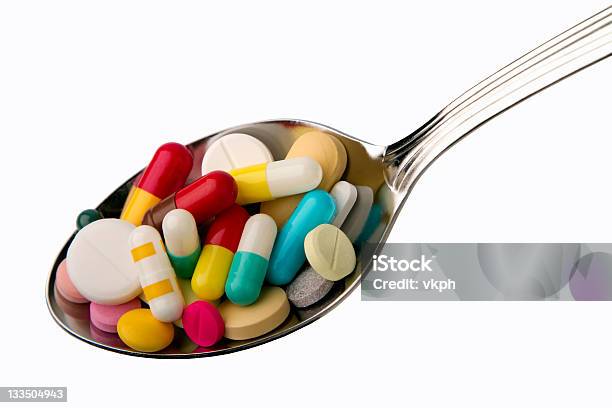 Ложка Полный Таблетки Таблетки — стоковые фотографии и другие картинки Антибиотик - Антибиотик, Без людей, Белый