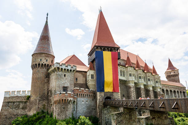 el castillo de corvin o castillo de hunyad es un castillo gótico situado en transilvania, rumania. - hunyad castle fotografías e imágenes de stock