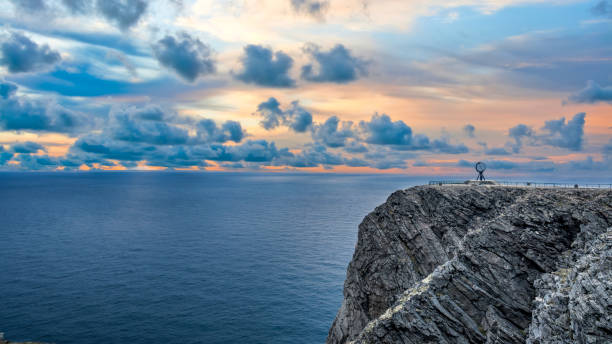 monumento del globo en nordkapp, el punto más septentrional de europa - norwegian sea fotografías e imágenes de stock