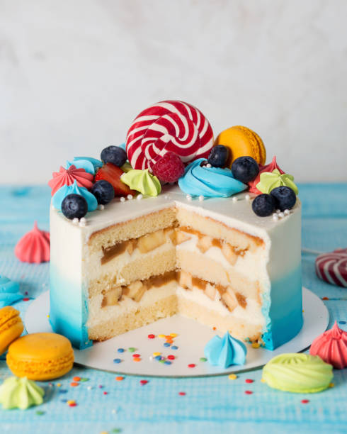 una torta blu festosa. torta alla banana per la festa. torta sul tavolo blu. una torta per una vacanza per bambini. compleanno.  dolci per bambini - cake decorations foto e immagini stock