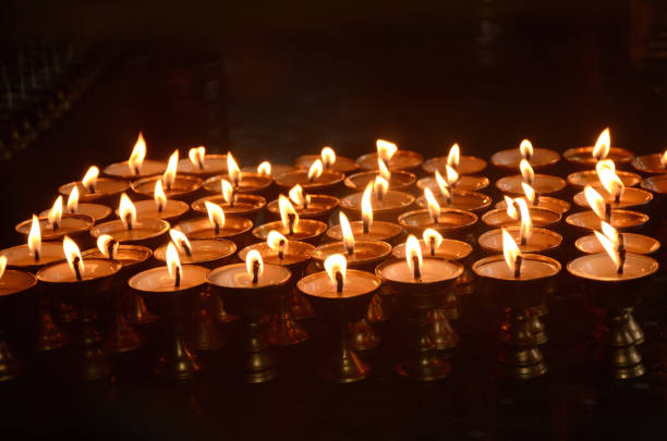 amontonar la lámpara de aceite en el festival del templo - tea light fotografías e imágenes de stock