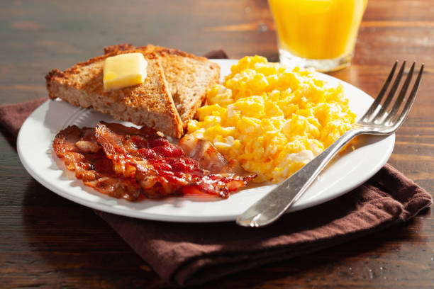 desayuno tradicional de huevo revuelto con tocino y tostadas - breakfast plate fotografías e imágenes de stock