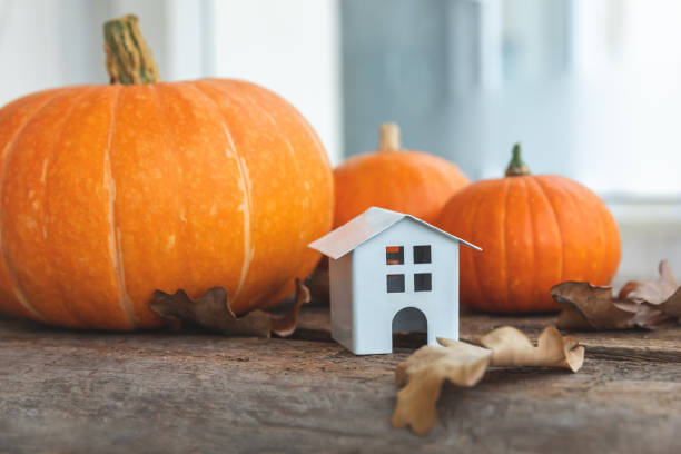 antecedentes otoñal. casa de juguete y calabaza sobre fondo de madera. espacio de copia de banners de acción de gracias. hygge estado de ánimo, cambio de concepto de estaciones. hola otoño con fiesta familiar de halloween - halloween pumpkin jack olantern industry fotografías e imágenes de stock