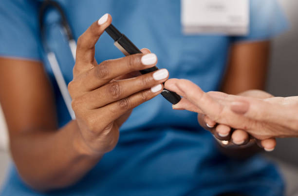 自宅での相談中に先輩女性の指に血糖値検査を使用して医師のショット - insulin food blood sugar test diabetes ストックフォトと画像