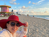 junge-frau-mit-rotem-hut-beim-selfie-in-south-beach-miami-usa.jpg?b=1&s=170x170&k=20&c=kr1toYik8V_IJ3Yzvpl7P5M1sp4kZephmOM7Jsa6Xqk=