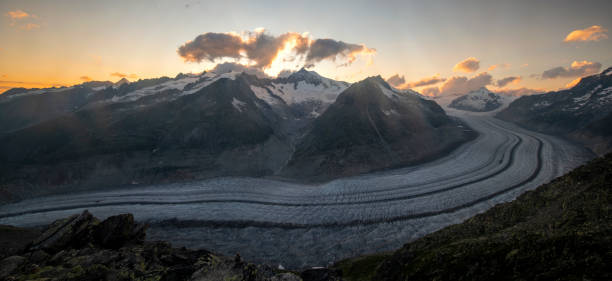 el glaciar aletsch visto desde el eggishorn al atardecer - suiza - aletsch glacier fotografías e imágenes de stock