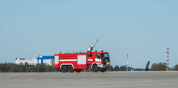 camión de bomberos en el aeropuerto - air vehicle airport fire department accident fotografías e imágenes de stock