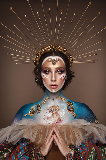 Retrato de una chica con maquillaje de arte creativo dorado y azul. photo