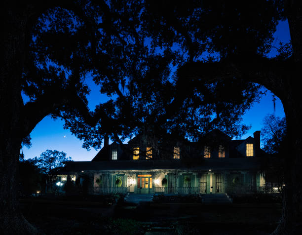 spooky myrtles plantation por la noche - southern mansion fotografías e imágenes de stock