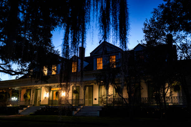 spooky myrtles plantation por la noche - southern mansion fotografías e imágenes de stock