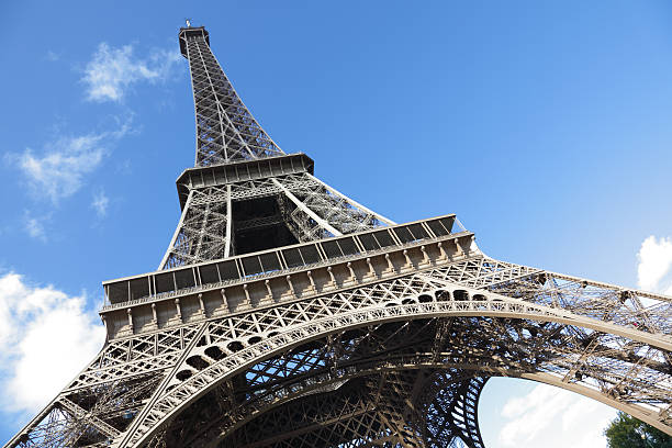 eiffelturm in paris, frankreich - clear sky low angle view eiffel tower paris france stock-fotos und bilder