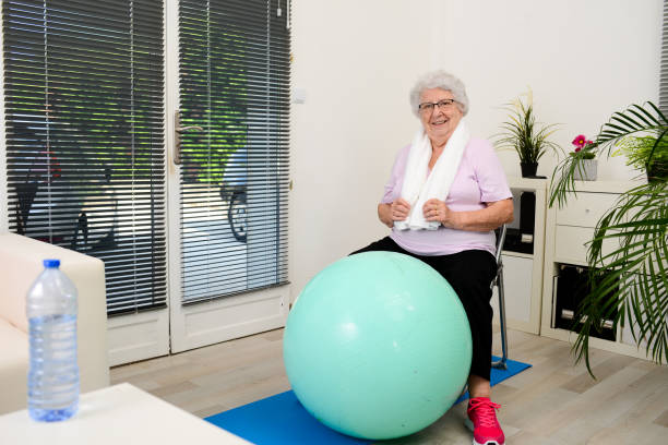 portrait of an active and dynamic senior woman doing sport fitness at home portrait of an active and dynamic senior woman doing sport fitness at home Tips for Getting Started with an Exercise Routine in  Parkinson's disease in 85 year old stock pictures, royalty-free photos & images