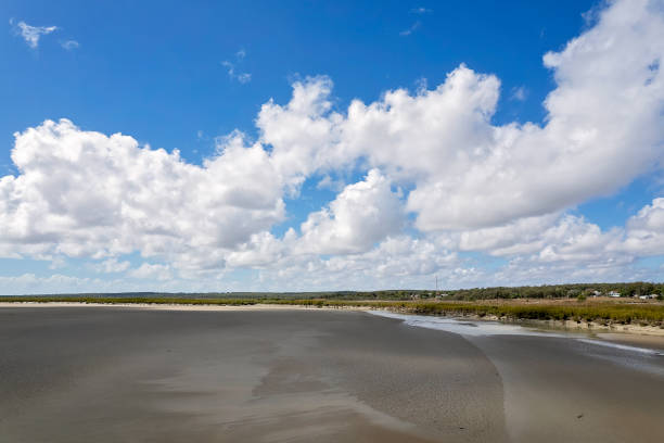 воздушный пейзаж дронов - dry sea riverbank mud стоковые фото и изображения