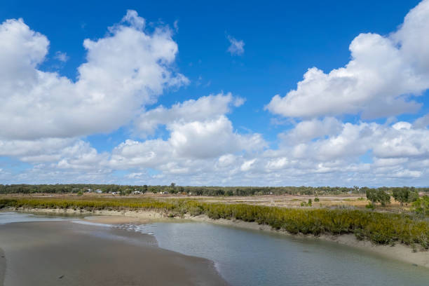 paisaje aéreo de drones - dry sea riverbank mud fotografías e imágenes de stock