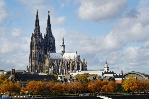 city view of cologne in autumn - catedral de colónia imagens e fotografias de stock