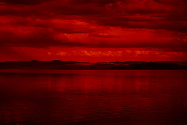 la superficie y la isla de paisaje de aguas rojas. cielo con nubes. fondo de puesta de sol sangriento con espacio de copia para el diseño. - blood filter fotografías e imágenes de stock
