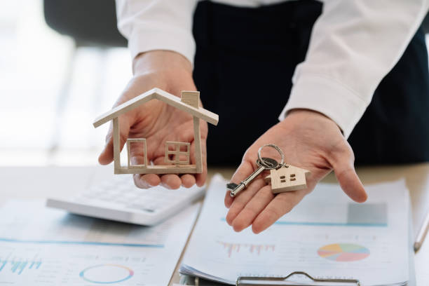 부동산 중개인이 부동산 계약서에 서명한 후 고객에게 집 열쇠를 주었습니다. 주택 및 부동산 거래 개념 - key sold buying contract 뉴스 사진 이미지