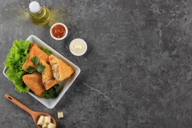 vegetarian samsa (samosas) dalam bentuk segitiga - risol ayam potret stok, foto, & gambar bebas royalti