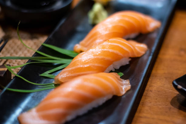 salmón sushi - nigiri fotografías e imágenes de stock
