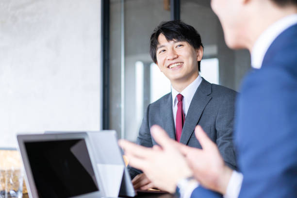 zwei geschäftsleute treffen sich - japanisch sprache stock-fotos und bilder